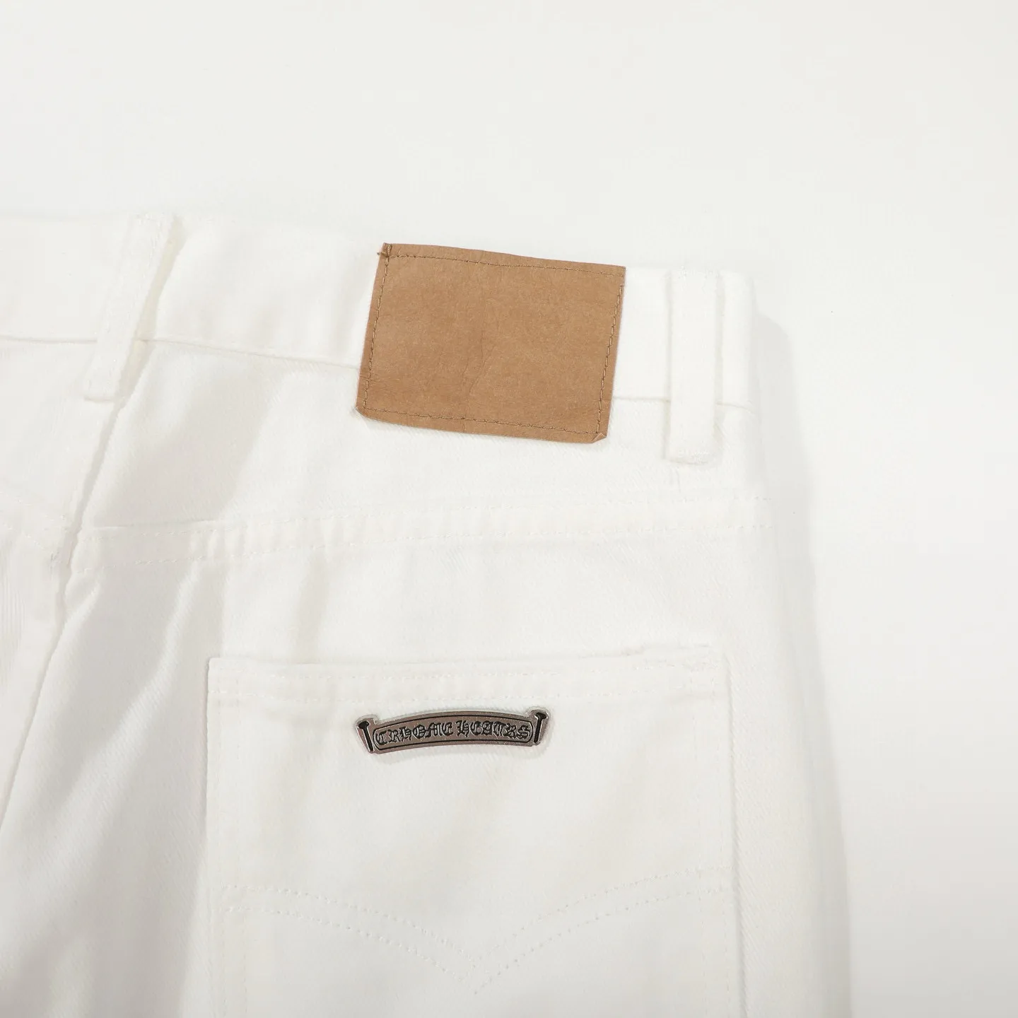 P230 💰 (Top version) Chrome Hearts/Chrome Hearts Classic white and blue series colored leather cross washed color fabric unisex denim trousers Vibe style straight stacked god-level version Carbon fine bias denim color cloth Old vintage full set of hardware - Chrome Hearts white cow series The high version uses high-ounce customized fabrics, fermentation washing and soft color fixation, soft and thick to wear, the details are all made by hand-polished craftsmanship, all-over printed jacquard fabric Unique design style. Through multiple processes to create a full retro feel. Unique niche non-contrast shirt. Customized distressed spray-painted buttons. Craftsmanship in every detail. Color: white and blue. Size: 28-30-32-34 (corresponding to S-M-L-XL)